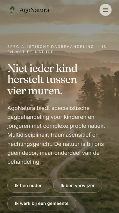 Mobiele weergave van de AgoNatura-website met heldere doelgroeproutes en contactmogelijkheden