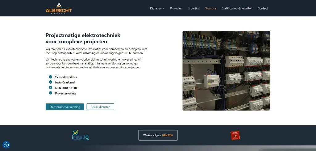 Desktopweergave van de Albrecht E-Techniek-website met diensten voor projectmatige elektrotechniek en certificeringen