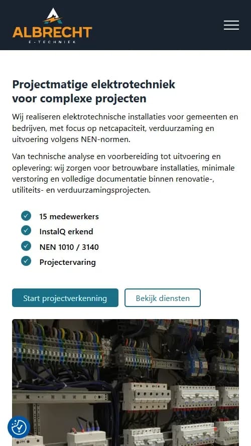 Mobiele weergave van de Albrecht E-Techniek-website met projectinformatie en contactopties