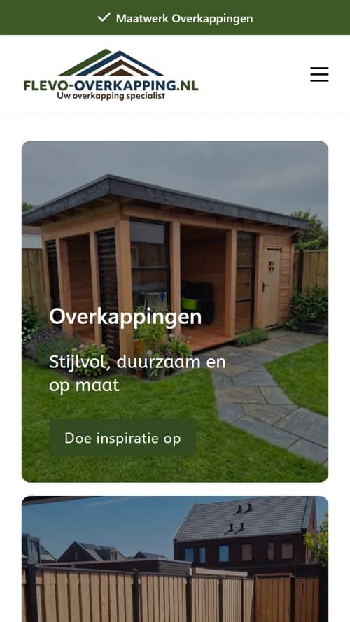 Mobiele weergave van de Flevo-Overkapping-website met overkappingen en schuttingen